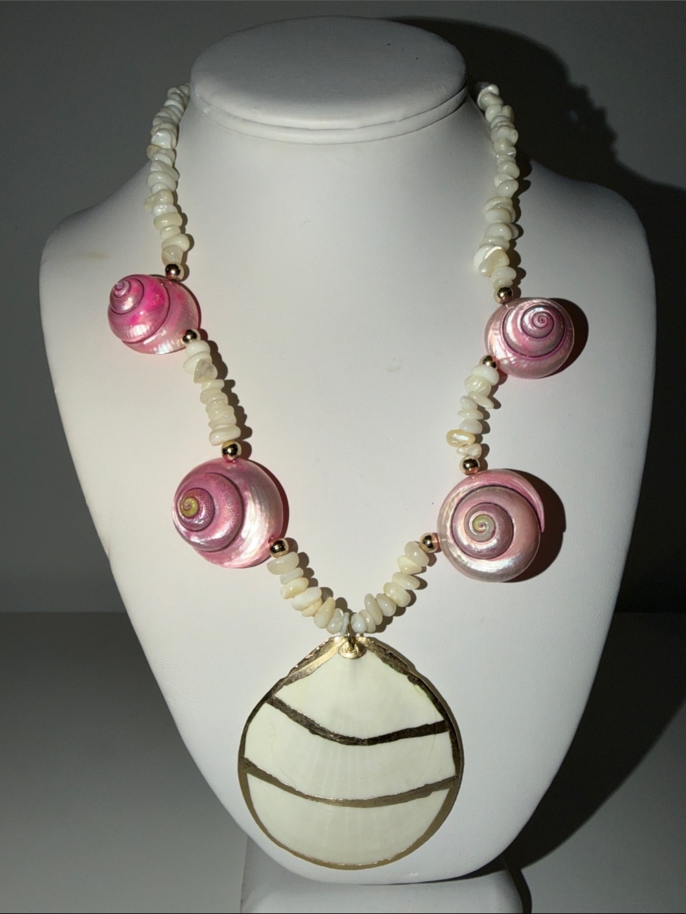 Avant Garde Shell Off White & Pink Necklace